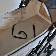 ペットカートと犬トイレの画像