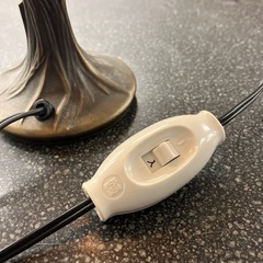 サ2511-093 ステンドグラス テーブルランプ 卓上ライト アンティーク風 間接照明 キズ汚れ有りの画像