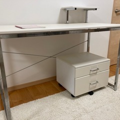 パソコンデスクの画像