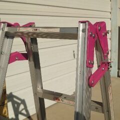 ピンクの脚立がかわゆい🥰『美品 未使用に近い✨』はしご兼用脚立😃アルミ製 RAX−18 🎶はしご時3560mm 🎶脚立時1700mmの画像