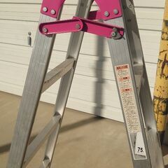 ピンクの脚立がかわゆい🥰『美品 未使用に近い✨』はしご兼用脚立😃アルミ製 RAX−18 🎶はしご時3560mm 🎶脚立時1700mmの画像