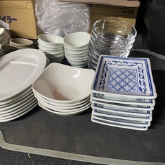 食器、皿、湯呑み、茶碗の画像