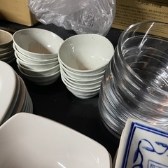 食器、皿、湯呑み、茶碗の画像