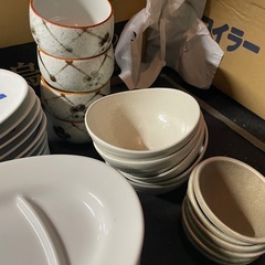 食器、皿、湯呑み、茶碗の画像