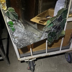 ステンドグラスの鏡　一部飾りの剥がれ有りの画像