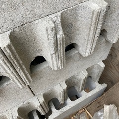 外構用 ブロック1本100円ものによっては50円の画像