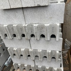 外構用 ブロック1本100円ものによっては50円の画像