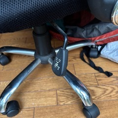 高さなど調節可能なオフィスチェア　ブラックの画像