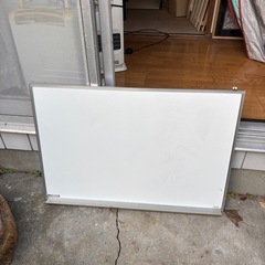 安心と信頼プラス社製のホワイトボードの画像