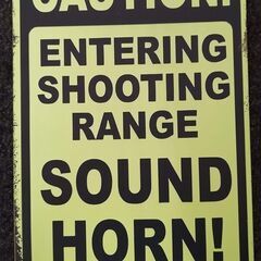 希少 US国内向け　射撃場　Shooting Range フェンス警告看板　一点の画像