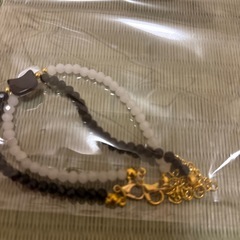 かわいい髪留めとブレスレットの画像