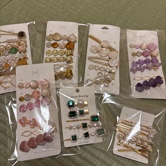 かわいい髪留めとブレスレットの画像