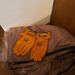 キャンプ用耐熱グローブと封筒型寝袋セットの画像