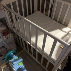 引き取りに来れる方カトージベビーベッド　マットレス付きの画像