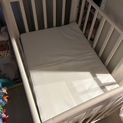 引き取りに来れる方カトージベビーベッド　マットレス付きの画像