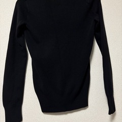 Vネックのニットの画像