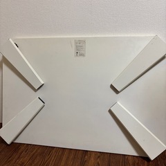 白い折りたたみテーブルの画像
