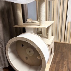 ランニングホイール付き　キャットタワーの画像