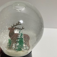 スノードーム　トナカイとクリスマスツリーの画像