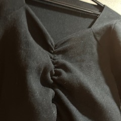 黒のスクエットネックニットセーター　の画像