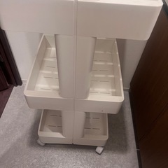 白いラックの画像