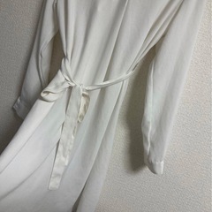 ホワイト シャツワンピース 長袖 リボン付きの画像