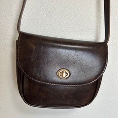 レディースバッグ Pu素材 ロック式フラップ付き 黒 軽量 カジュアルシーンの画像