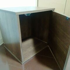 扉付きラックの画像