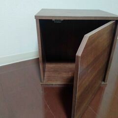 扉付きラックの画像