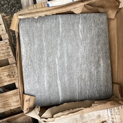 タイル 1ケース1000円の画像