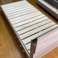 シングルサイズのベッドフレームです。2個あります。自宅まで取りに来ていただける方に差し上げます。の画像