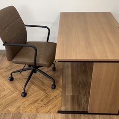 オフィス用チェアとデスクのセット
の画像