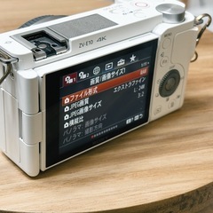 全国配送　SONY ZV-E10 ホワイト シグマ レンズ付きの画像