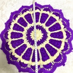 かぎ針編み 円形マット 紫とクリーム色　 ハンドメイド:直径約43㎝:未使用:インテリア小物:ラグ:マットの画像