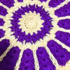 かぎ針編み 円形マット 紫とクリーム色　 ハンドメイド:直径約43㎝:未使用:インテリア小物:ラグ:マットの画像