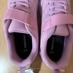 女の子　スニーカーの画像