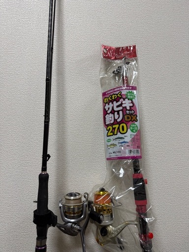 釣竿×2  ルアー×5　その他備品
