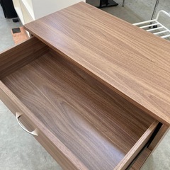 【kj196】美品　コンパクトローチェスト クローゼットチェスト 収納タンス 箪笥 4段4抽斗 整理ダンス ウォールナット調　検)一人暮らし　ファミリー　冷蔵庫　洗濯機　オフィス　事務　テーブル　ラック　収納　家具　ソファ　キッチンの画像