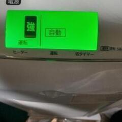 縦型　６７センチ　電気ファンヒーター　安全　高齢者向け　コイズミ KOIZUMI セラミックヒーター　 人感センサー搭載 　自動首振り機能の画像