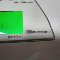 縦型　６７センチ　電気ファンヒーター　安全　高齢者向け　コイズミ KOIZUMI セラミックヒーター　 人感センサー搭載 　自動首振り機能の画像