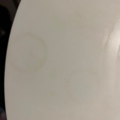 真っ白でお洒落な丸テーブルの画像