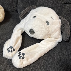 スヌーピーの被り物とぬいぐるみの画像
