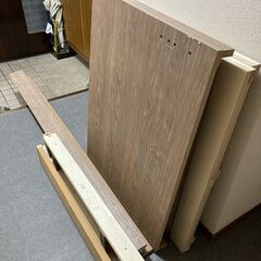 シングルサイズのベッドフレームです。2個あります。自宅まで取りに来ていただける方に差し上げます。の画像