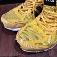 adidas イエローメッシュスニーカーの画像