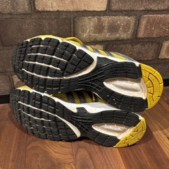 adidas イエローメッシュスニーカーの画像