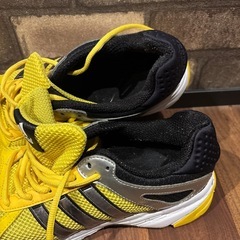 adidas イエローメッシュスニーカーの画像