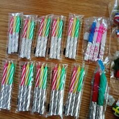 キャンドルとクリスマスデコレーションの画像