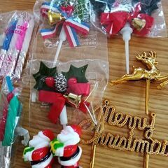 キャンドルとクリスマスデコレーションの画像