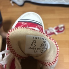 赤いスニーカーの画像