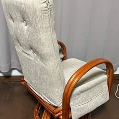 ハイバックのラタン（籐）製 回転座椅子の画像